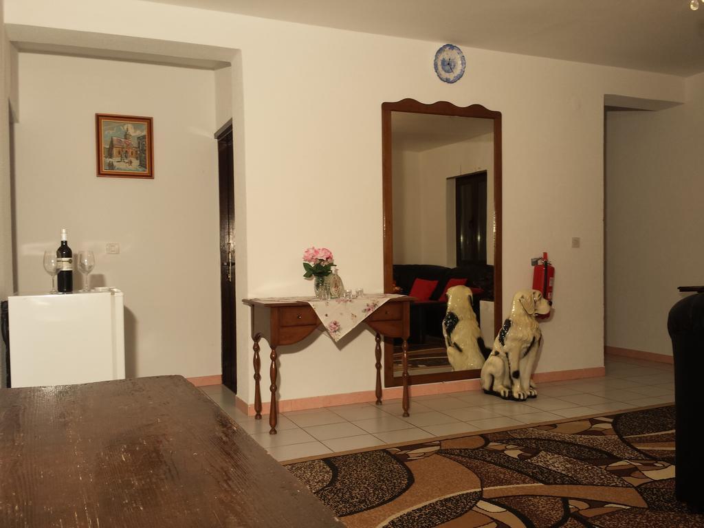 Apartments "Villa Mungos" Sobra Bagian luar foto