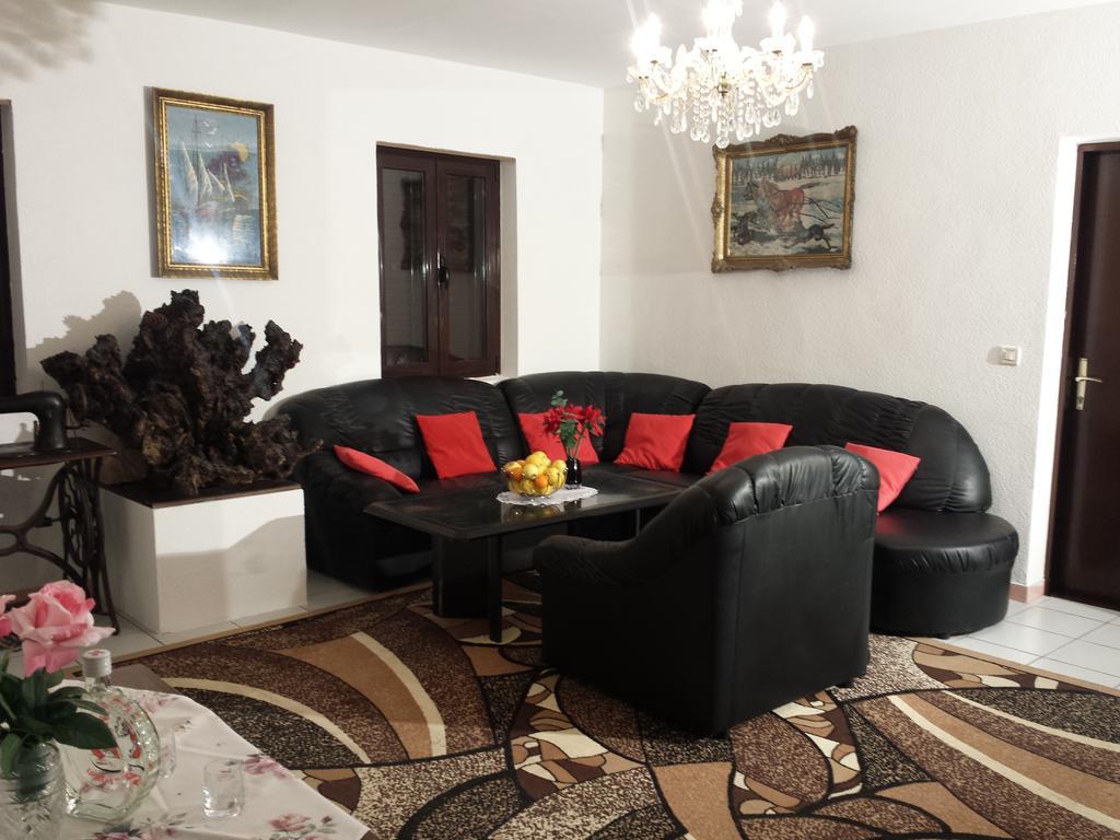 Apartments "Villa Mungos" Sobra Bagian luar foto