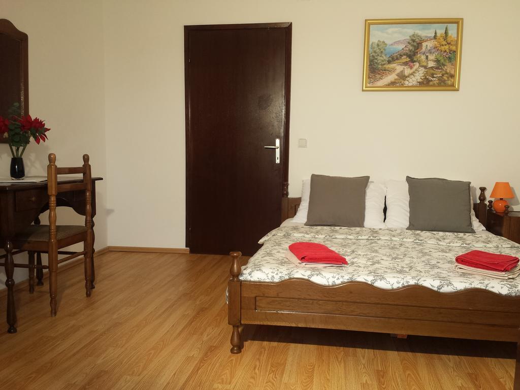 Apartments "Villa Mungos" Sobra Bagian luar foto
