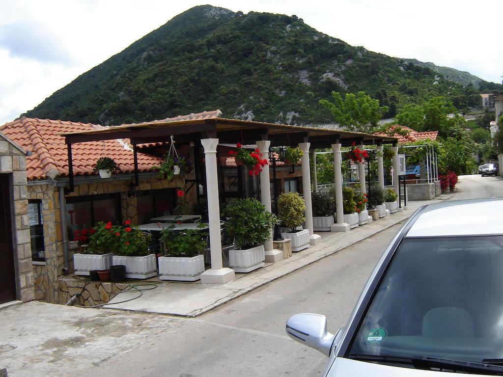 Apartments "Villa Mungos" Sobra Bagian luar foto